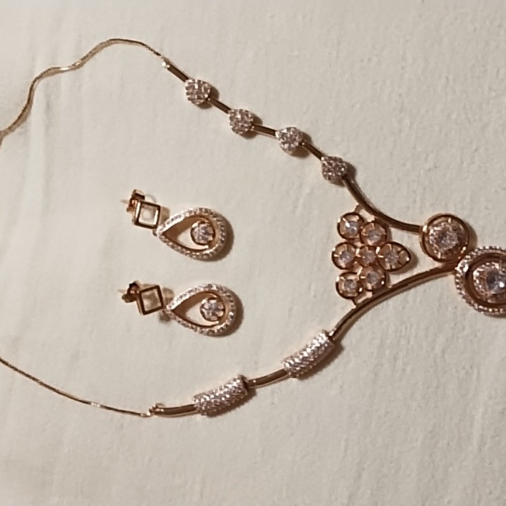 Necklace and Earrings Set. New..